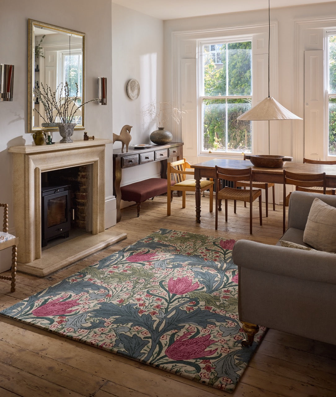 Morris & Co Lent Lily Plum Bayleaf Teppich in Creme mit pflaumenfarbenen Tulpen und lorbeergrünen Blättern, im Wohnraum