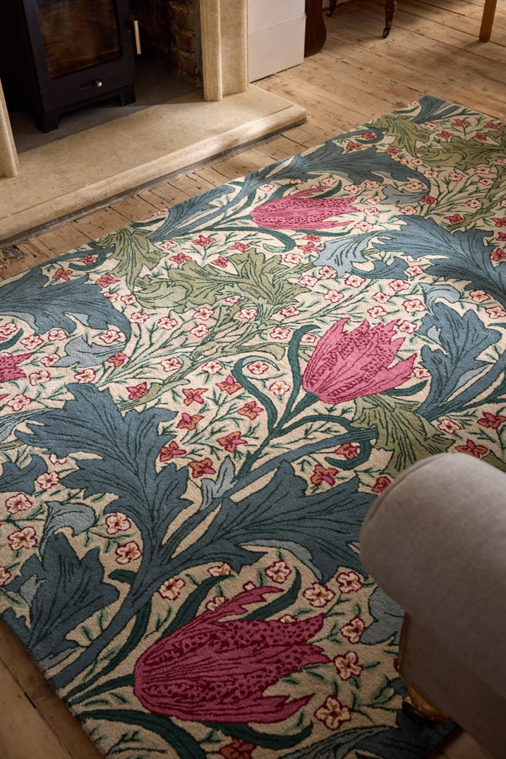Morris & Co Lent Lily Plum Bayleaf Teppich in Creme mit pflaumenfarbenen Tulpen und lorbeergrünen Blättern, im Wohnraum, zweite Ansicht