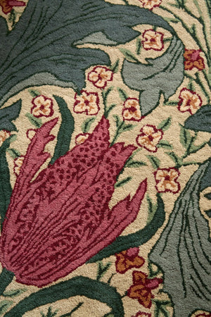 Morris & Co Lent Lily Plum Bayleaf Teppich in Creme mit pflaumenfarbenen Tulpen und lorbeergrünen Blättern, im Wohnraum, dritte Ansicht