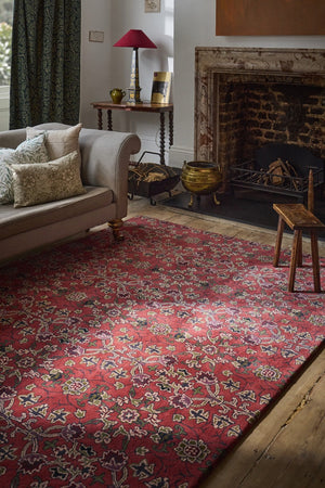 Morris & Co Persian Scroll Plum Teppich in warmem Rot mit Creme, Oliv und Aubergine, im Wohnraum
