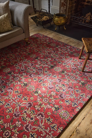 Morris & Co Persian Scroll Plum Teppich in warmem Rot mit Creme, Oliv und Aubergine, im Wohnraum, zweite Ansicht