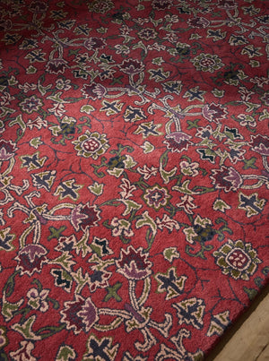 Morris & Co Persian Scroll Plum Teppich in warmem Rot mit Creme, Oliv und Aubergine, im Wohnraum, dritte Ansicht