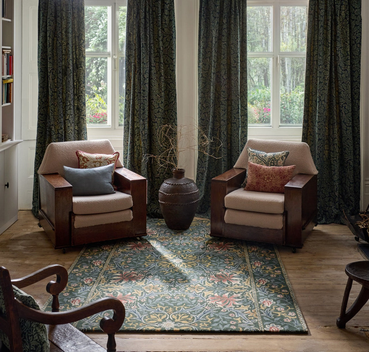 Morris & Co Walthamstow Forest Teal Teppich in Waldgrün, Petrolblau und Altgold, im Wohnraum