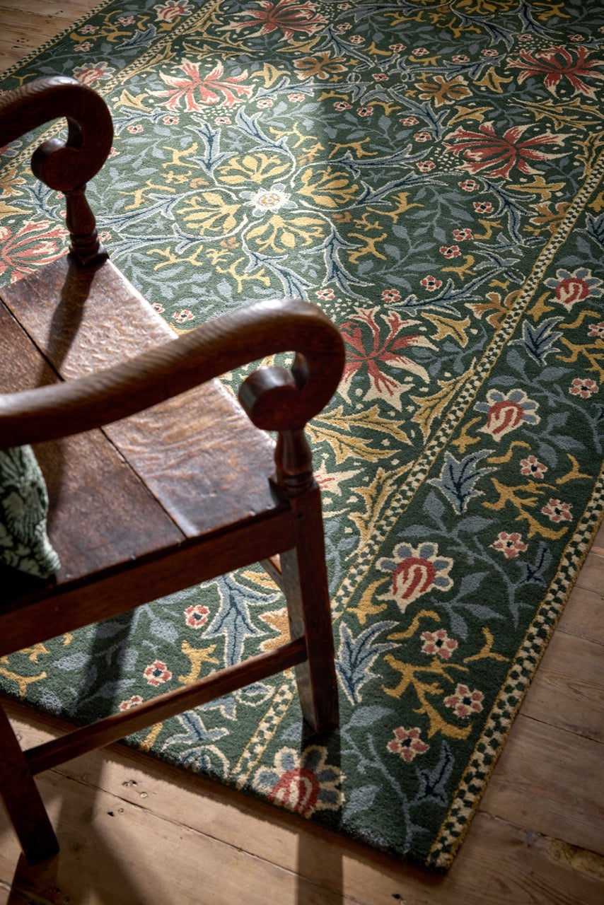 Morris & Co Walthamstow Forest Teal Teppich in Waldgrün, Petrolblau und Altgold, im Wohnraum, zweite Ansicht
