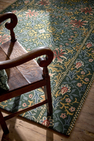 Morris & Co Walthamstow Forest Teal Teppich in Waldgrün, Petrolblau und Altgold, im Wohnraum, zweite Ansicht
