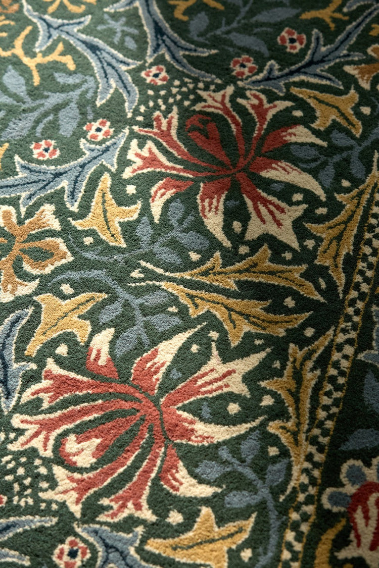 Morris & Co Walthamstow Forest Teal Teppich in Waldgrün, Petrolblau und Altgold, im Wohnraum, dritte Ansicht