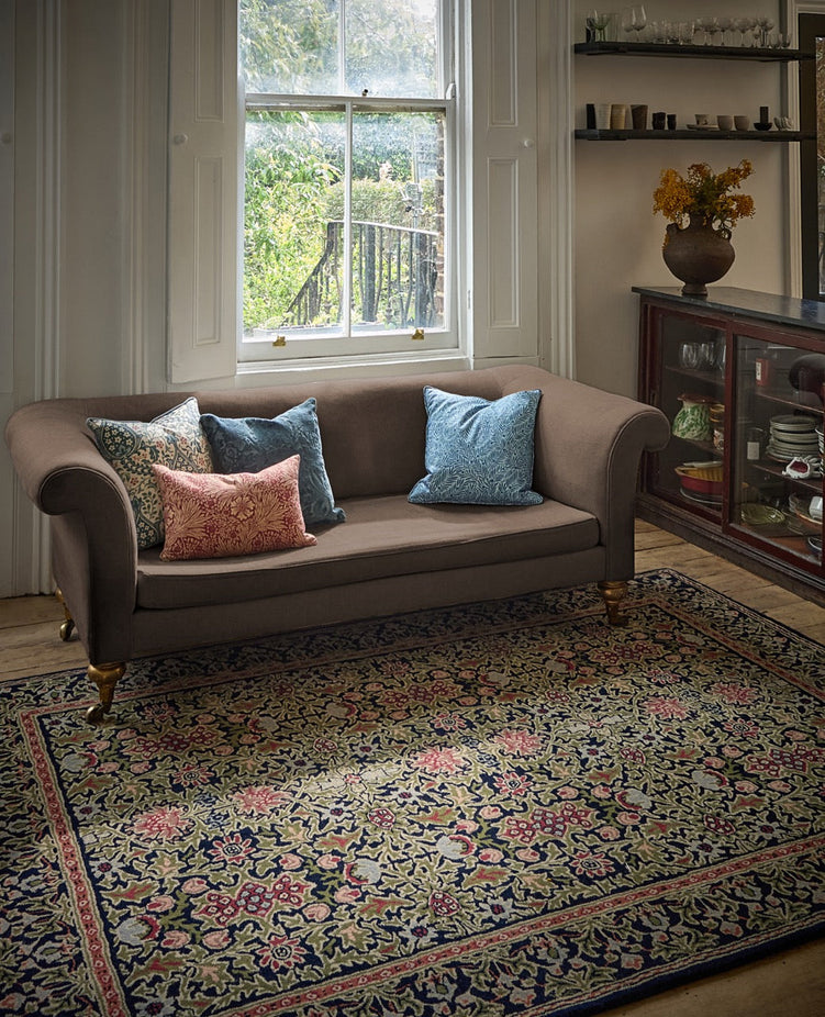 Morris & Co Wilton Weave Indigo Teppich in Indigo, Olivgrün und Rosé, im Wohnraum
