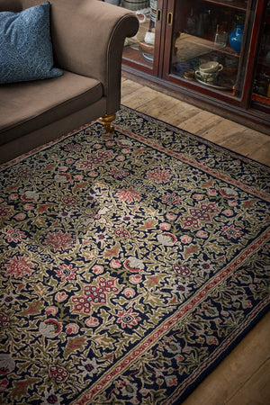 Morris & Co Wilton Weave Indigo Teppich in Indigo, Olivgrün und Rosé, im Wohnraum, zweite Ansicht