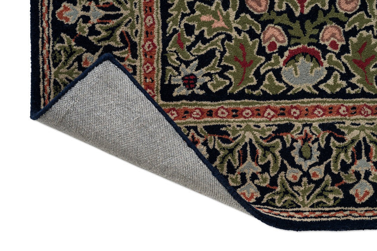 Morris & Co Wilton Weave Indigo Teppich, Detail von umgeschlagener Ecke und Rücken