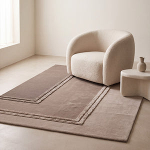 Acsento Delos Beige Teppich in drei Beigetönen von Taupe bis Sand mit Reliefbordüren, im Wohnraum