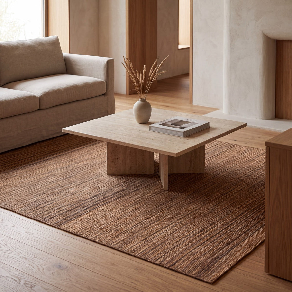 Acsento Origin Brown Teppich in Braun mit Streifen in Cognac und Karamell, im Wohnraum