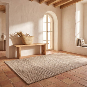 Acsento Origin Green Teppich in Salbeigrün mit Streifen in Khaki und Grau, im Wohnraum