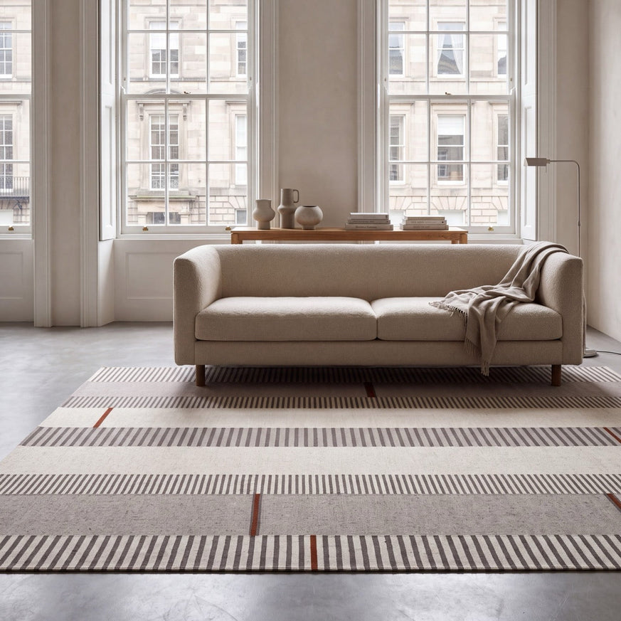 Acsento Oslo Grey Terra Teppich in Grau mit Streifen in Elfenbein und Anthrazit und Akzenten in Terrakotta, im Wohnraum, zweite Ansicht