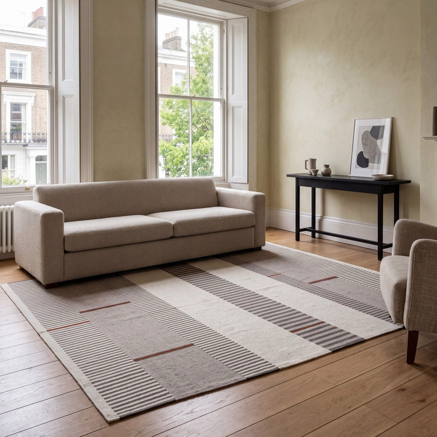 Acsento Oslo Grey Terra Teppich in Grau mit Streifen in Elfenbein und Anthrazit und Akzenten in Terrakotta, im Wohnraum