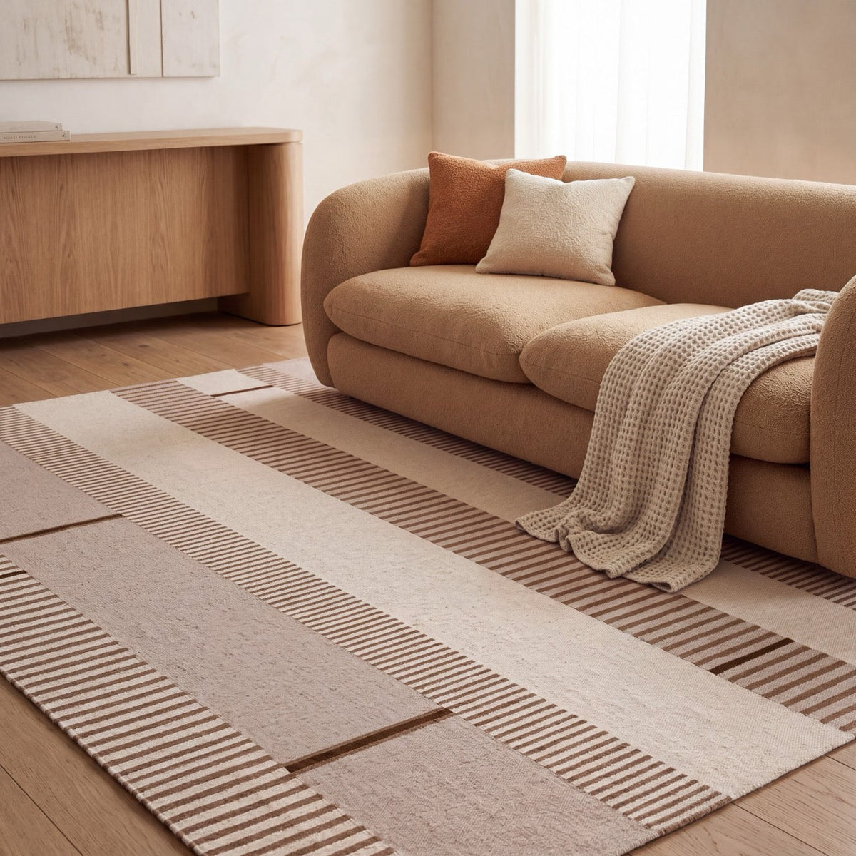 Acsento Oslo Noisette Teppich in Beige mit Streifen in Sand, Elfenbein und Haselnuss, im Wohnraum, zweite Ansicht