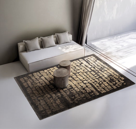 Acsento Papyrus Brown Teppich in Dunkelbraun mit Reihen goldener Pinseltupfer, im Wohnraum