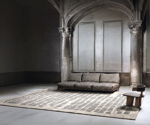 Acsento Papyrus Silver Teppich in Hellgrau mit Reihen zinngrauer Pinseltupfer, im Wohnraum