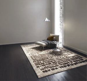 Acsento Papyrus Beige Teppich in Beige mit Reihen brauner Pinseltupfer, im Wohnraum