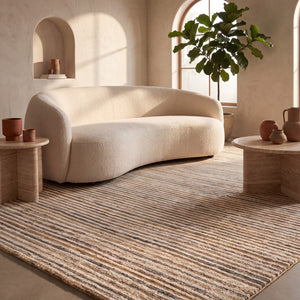 Acsento Siena 51 Teppich in Beige mit feinen Streifen in Sand, Karamell und Ocker, im Wohnraum, zweite Ansicht