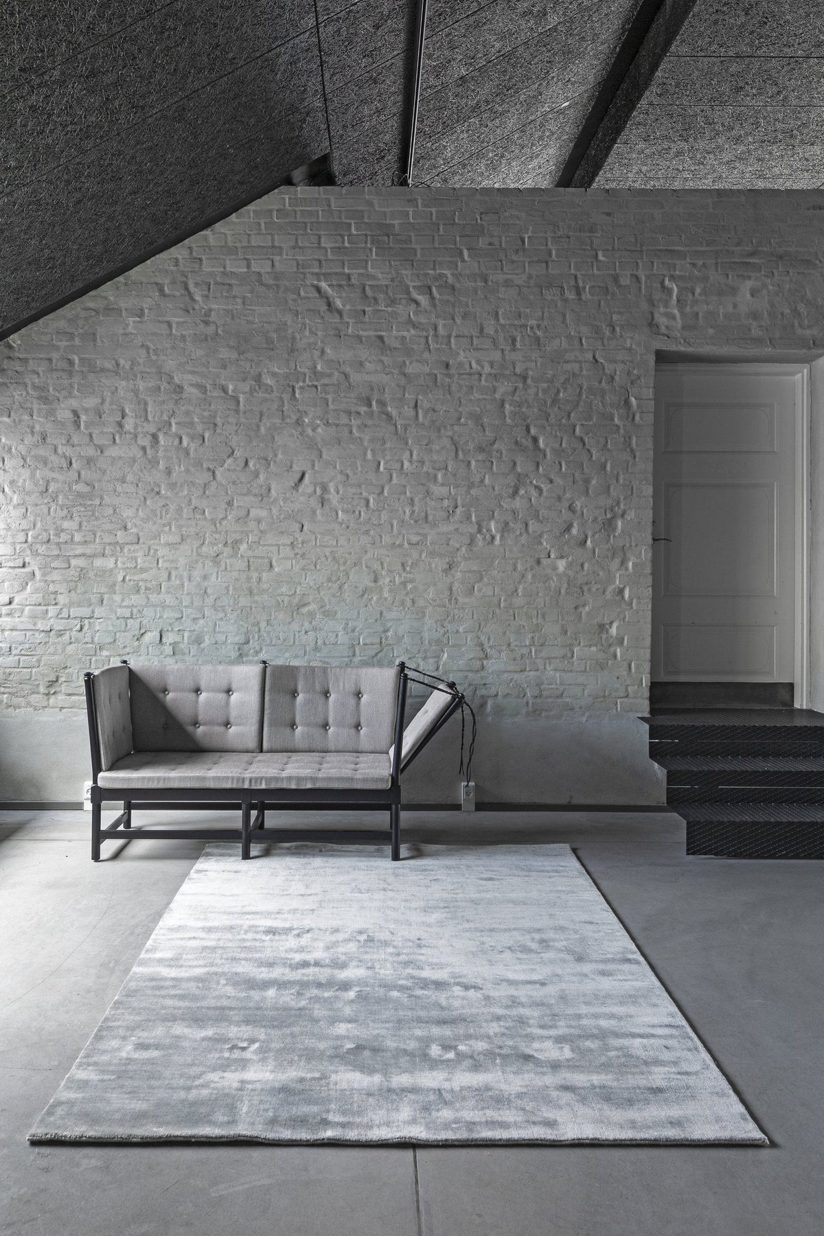 Massimo Earth Bamboo Concrete Grey Teppich, in einem Wohnraum