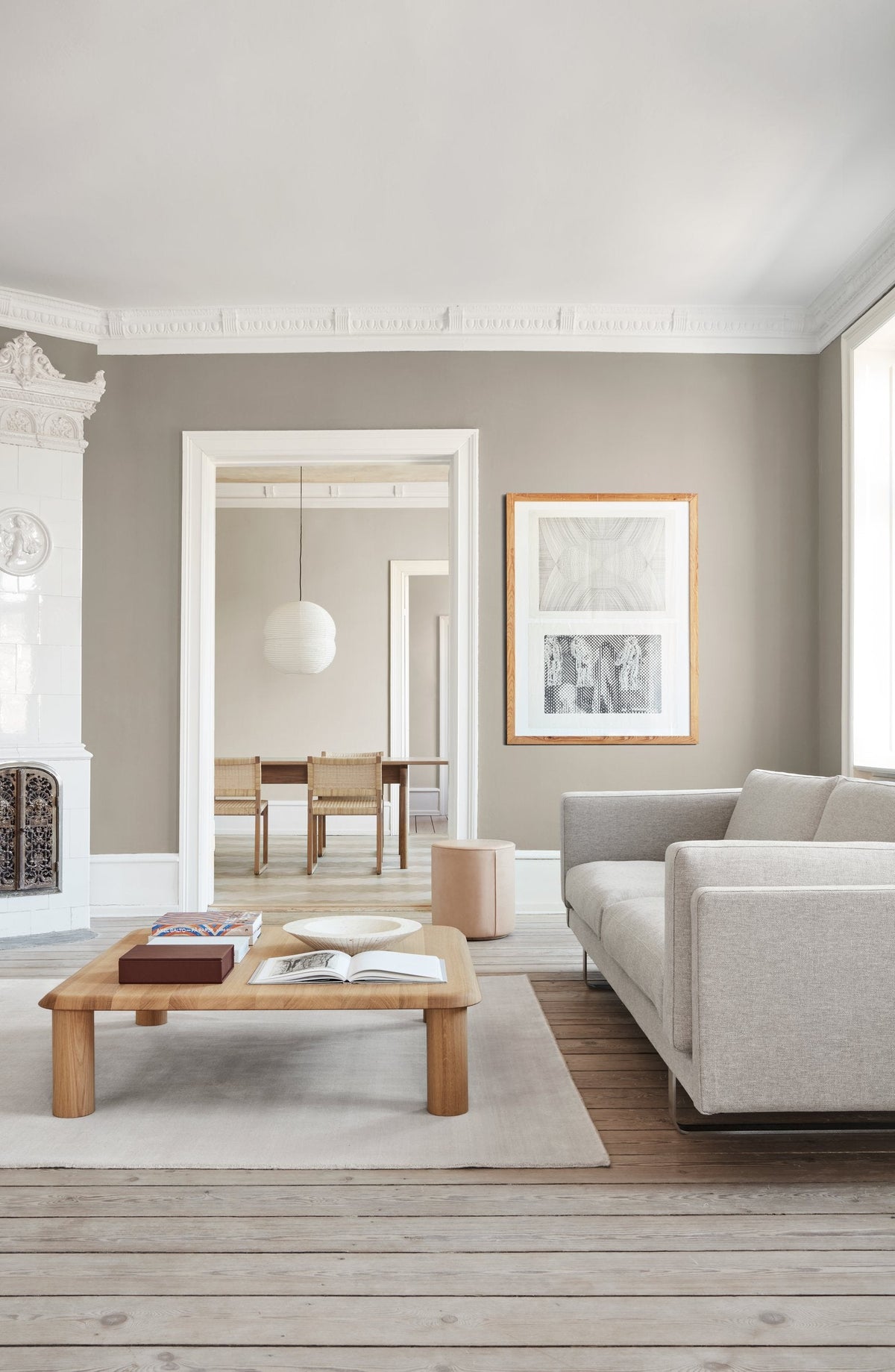 Massimo Earth Bamboo Soft Grey Wollteppich, in einem hellen Raum