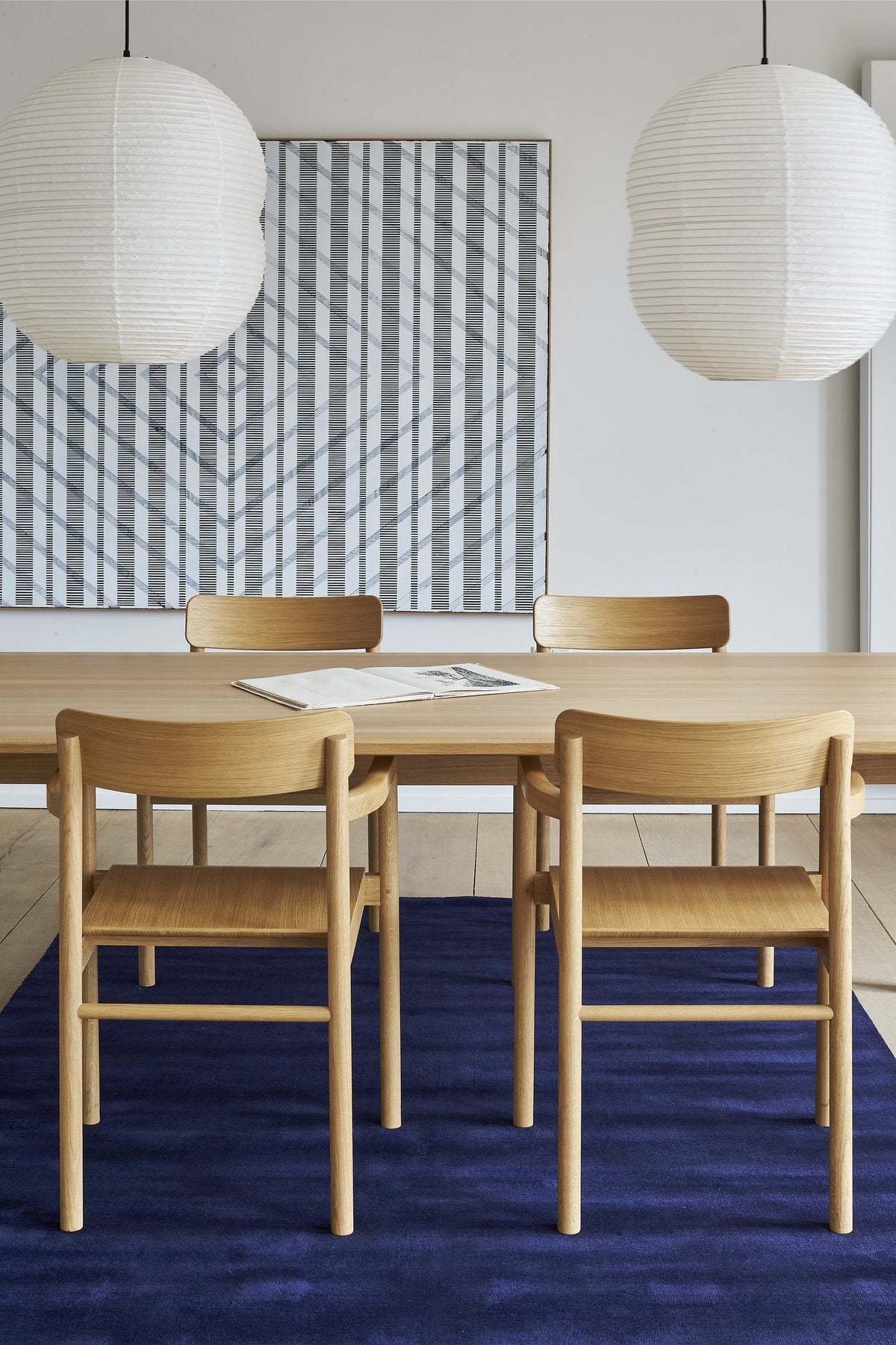 Massimo Earth Bamboo Vibrant Blue Teppich, in einem hellen Raum