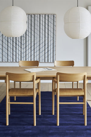 Massimo Earth Bamboo Vibrant Blue Teppich, in einem hellen Raum