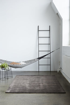 Massimo Earth Bamboo Warm Grey Wollteppich, in einem Wohnraum