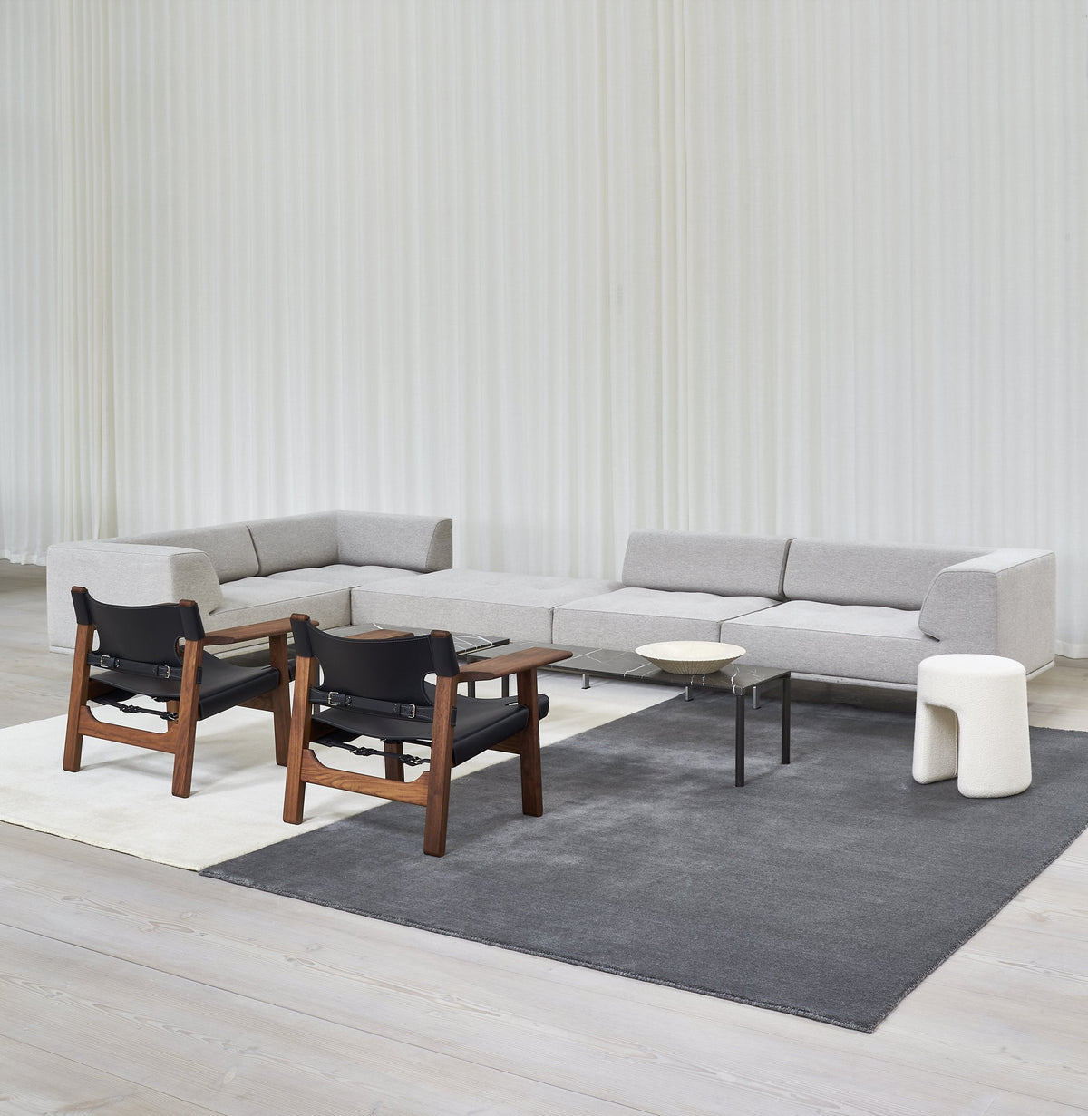 Massimo Earth Natural Dark Grey Wollteppich, in einem hellen Raum