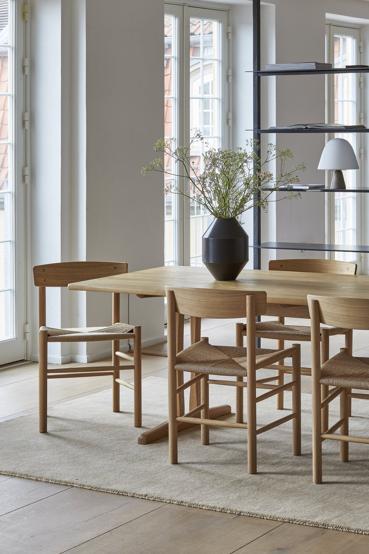Massimo Earth Natural Light Beige Teppich, in einem Wohnraum