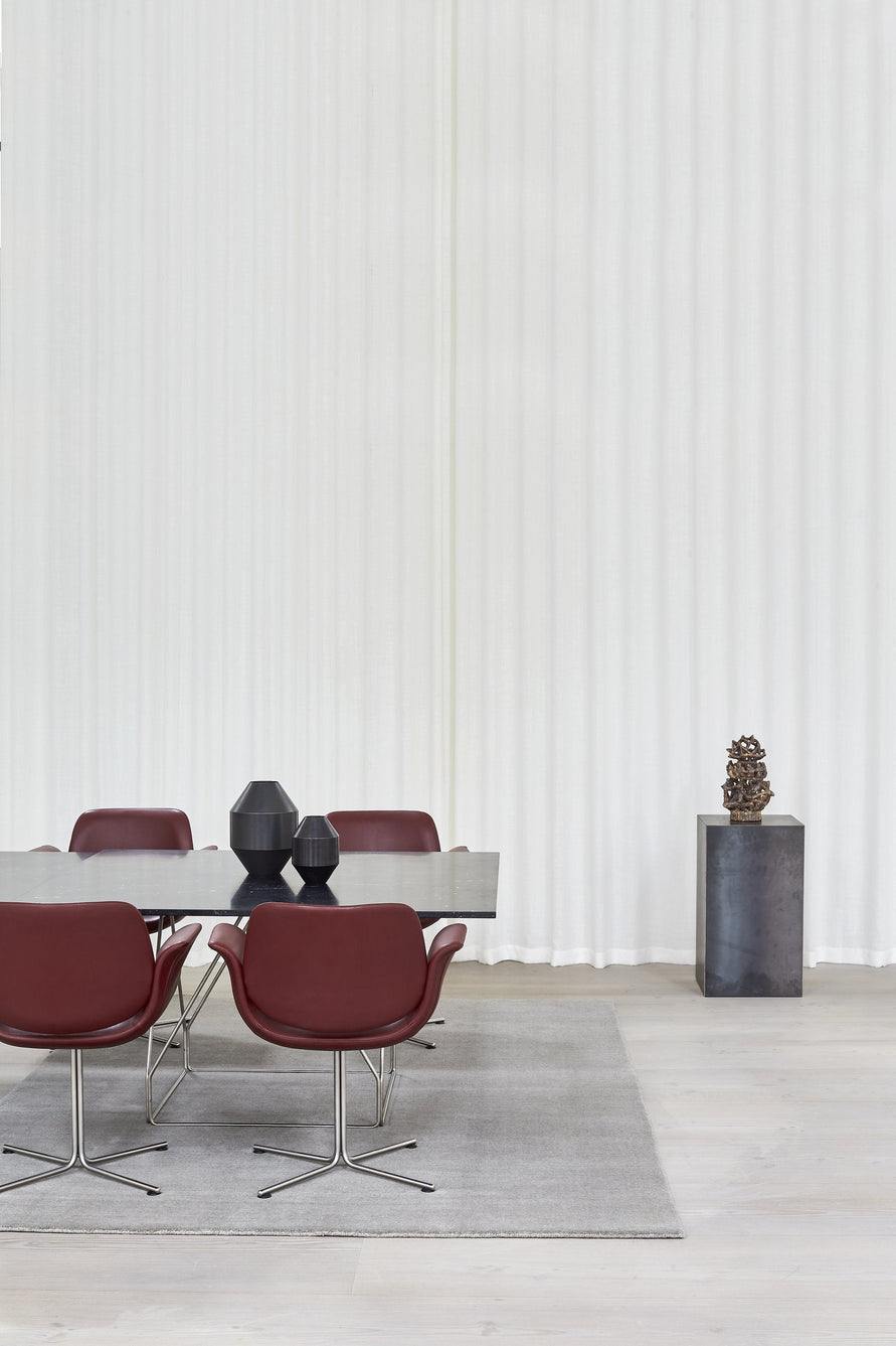 Massimo Earth Natural Light Grey Teppich, in einem Wohnraum