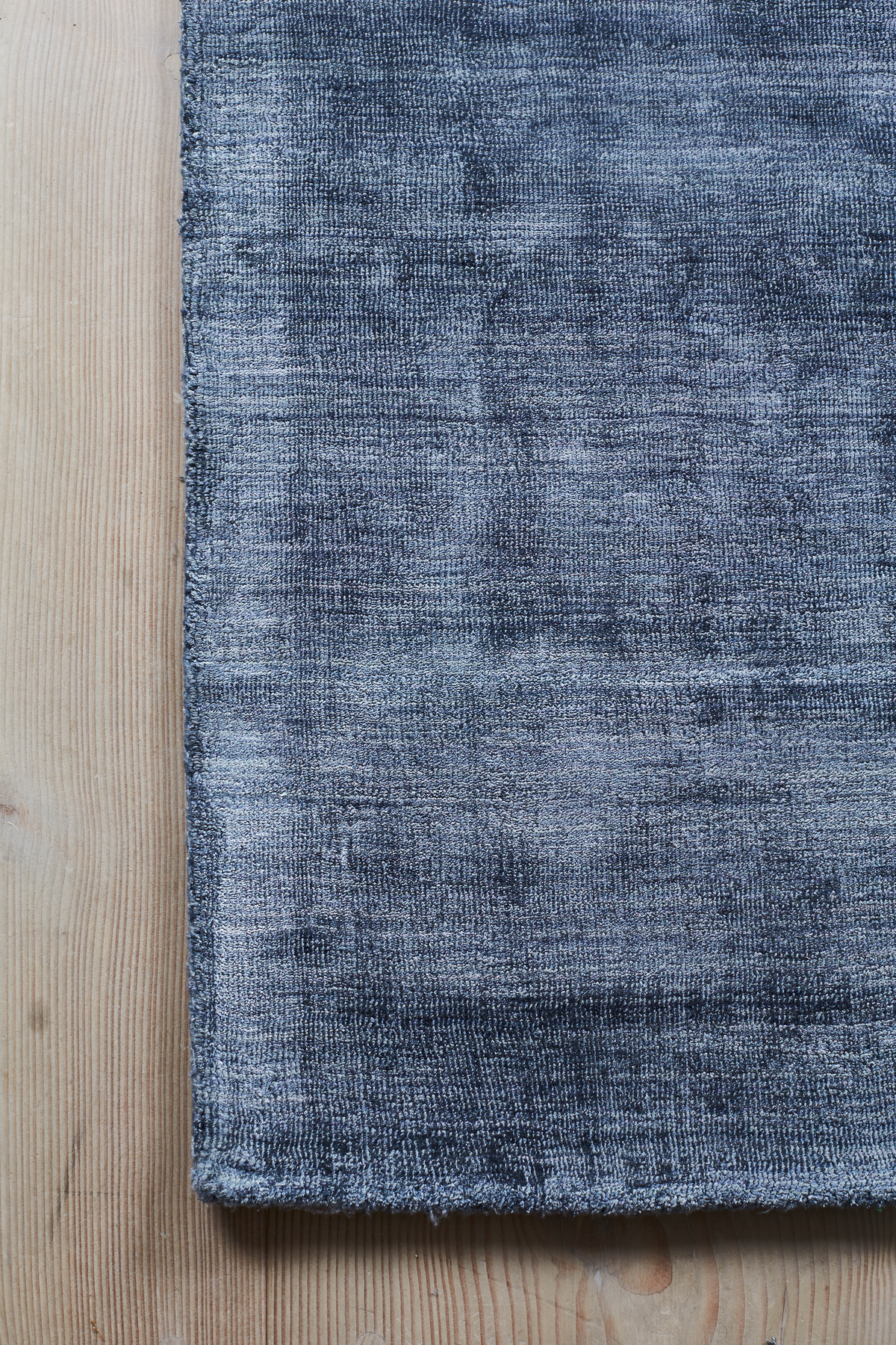 Massimo Karma Washed Blue blauer Teppich, Detail der Ecke