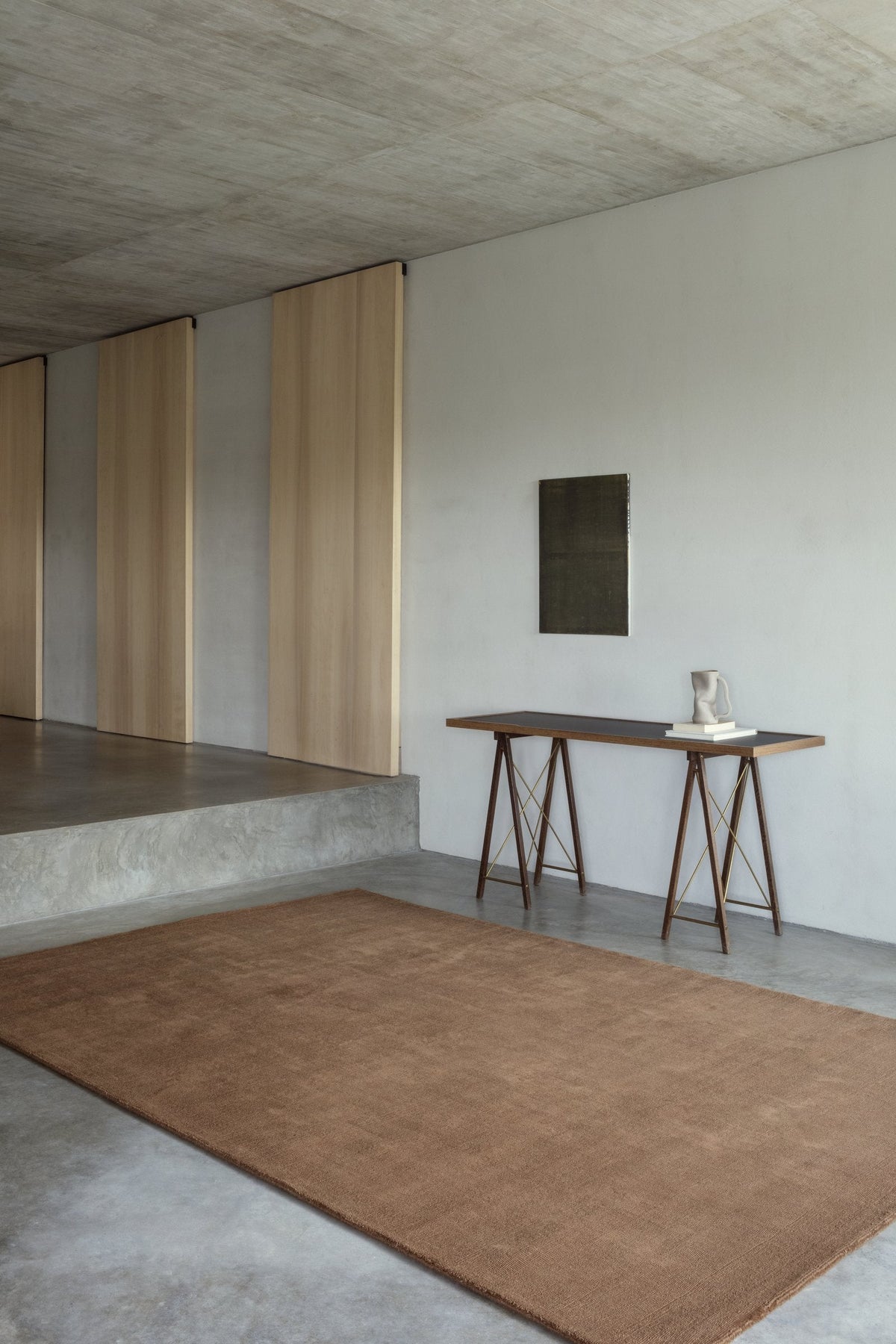 Massimo Karma Wool Dark Oak brauner Teppich, in einem Wohnraum