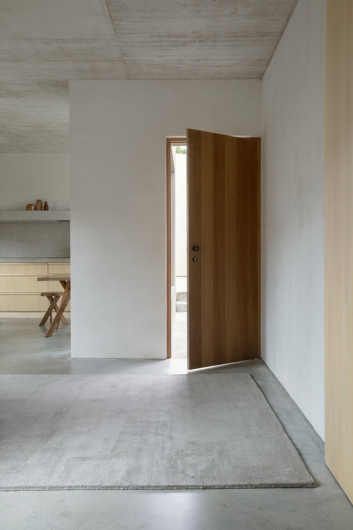 Massimo Karma Wool Taupe Wollteppich, in einem Wohnraum