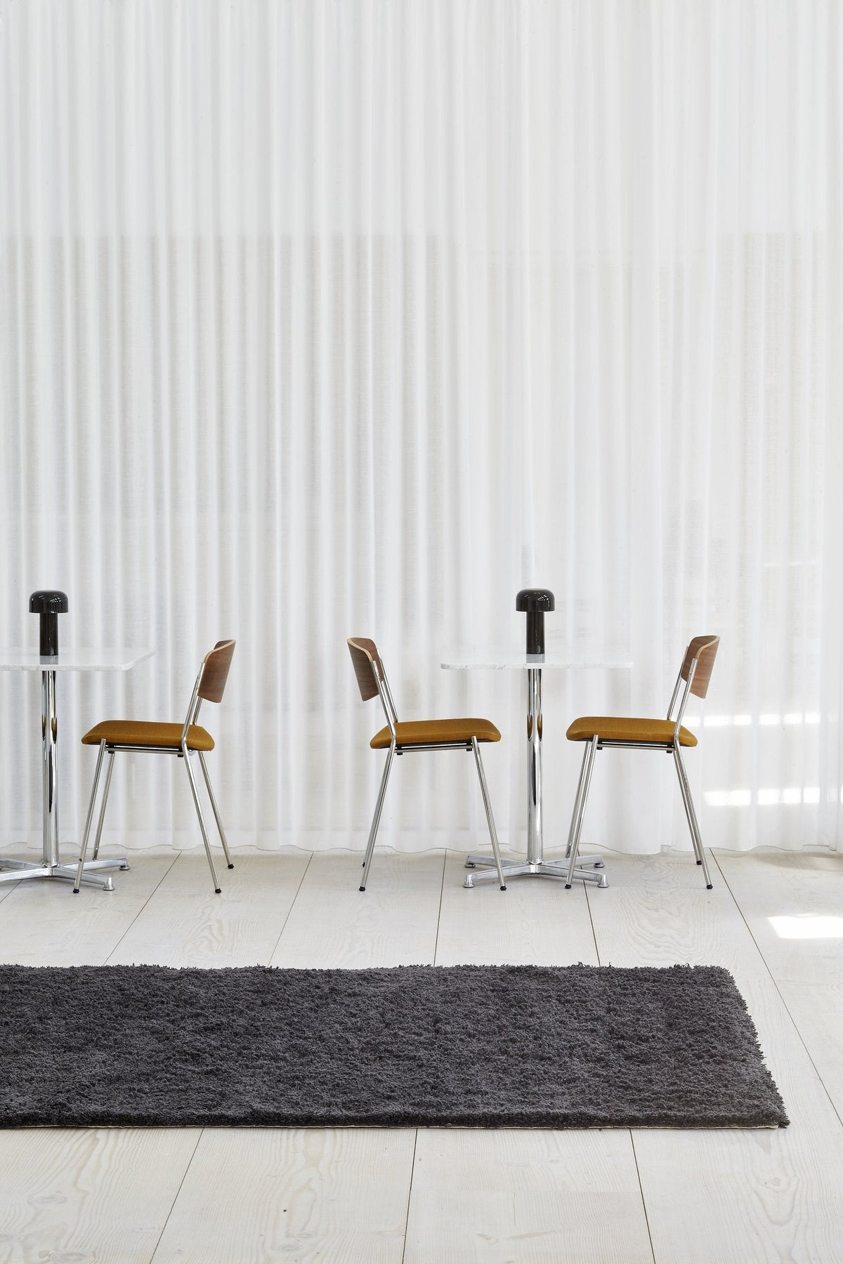 Massimo Rya Charcoal Hochflor Wollteppich, in einem Wohnraum